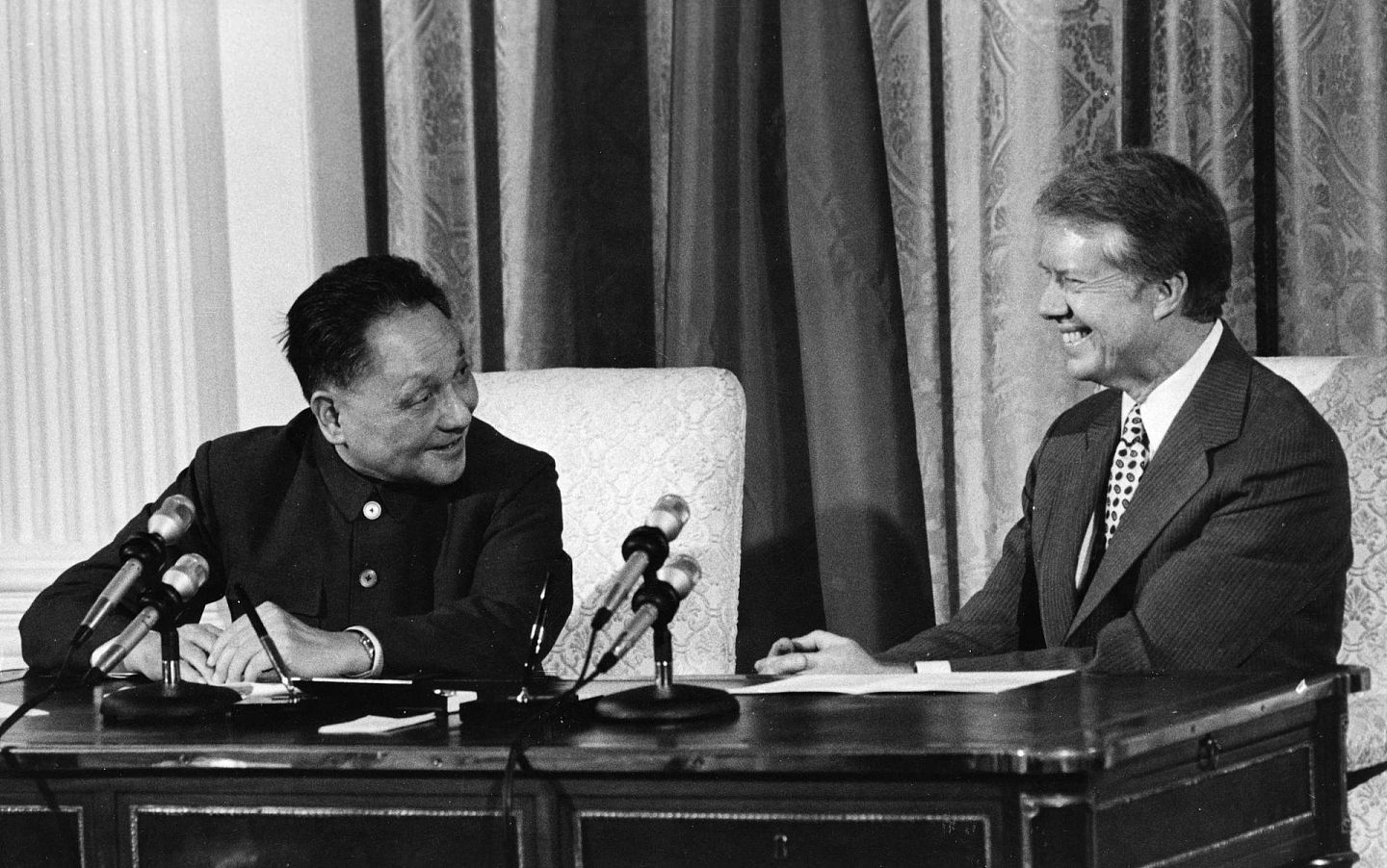 1979年邓小平访美，这是中国向外部世界开放的一个里程碑。图为邓小平（左）会晤美国总统卡特。（Getty）