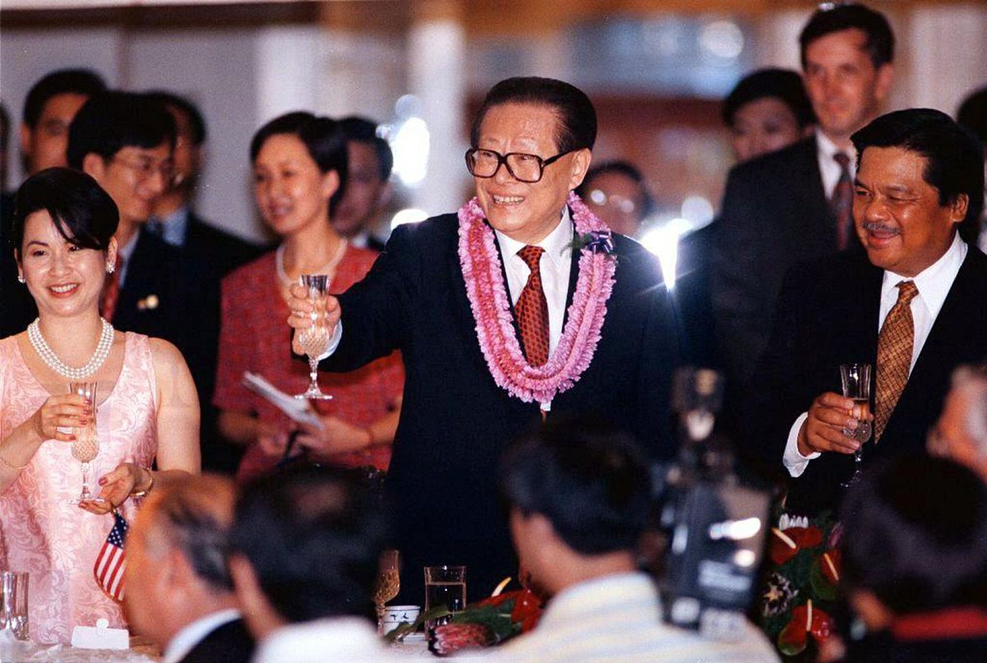 1997年10月26日，江泽民受美国总统克林顿邀请访美，第一站抵达美国夏威夷州首府檀香山。（法新社）