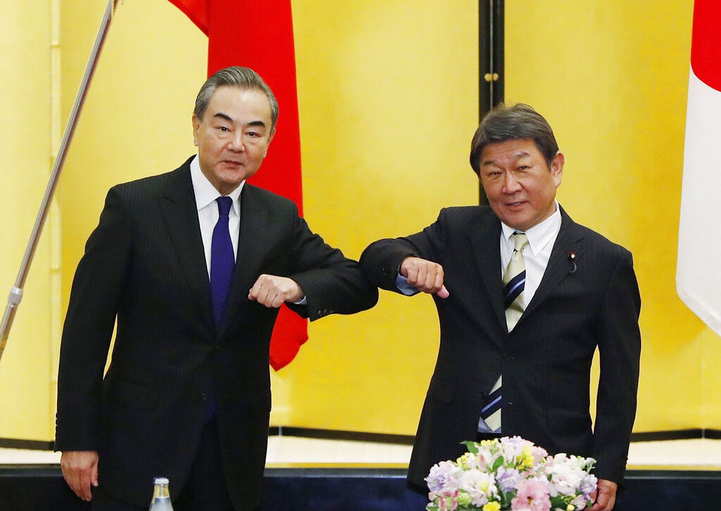 中国外长王毅11月24日抵达日本，与日本外相茂木敏充举行了会晤。（AP）