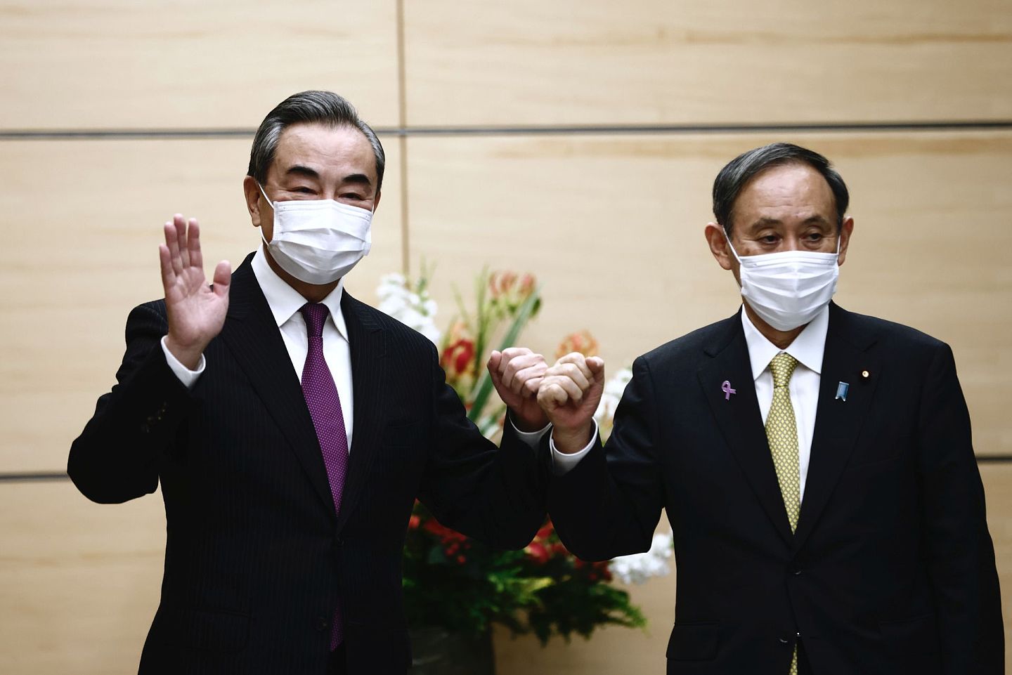 中国外长王毅11月25日在日本首相官邸会晤了日本首相菅义伟。（Reuters）