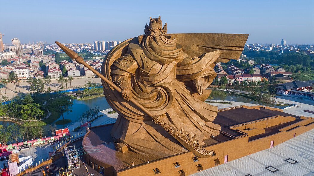 荆州为古代将军关羽修建的铜像。对这种大型地标持批评态度的人点名批评这个耗资15亿元的项目。