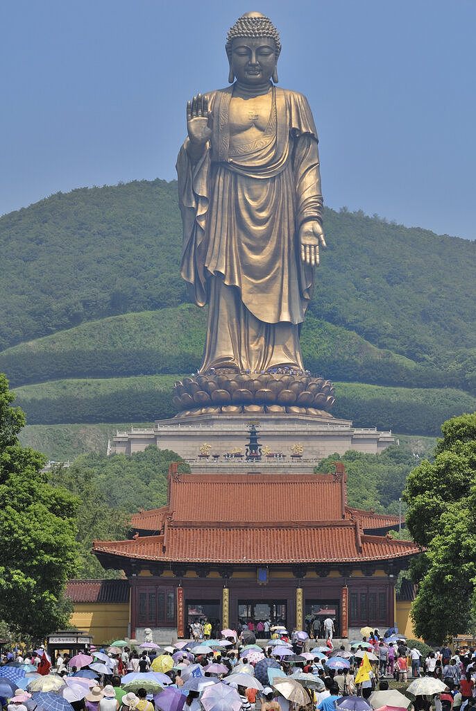 中国无锡建的一座88米高的佛像已成为一个主要旅游景点，导致其他渴望收入的地方政府建造自己的大型地标项目。