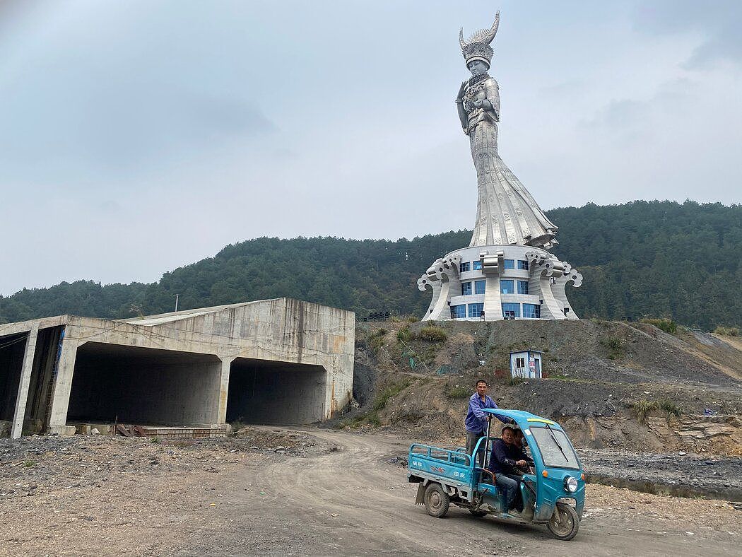 仰阿莎雕塑前一个尚未完工的广场。由于项目存在争议，广场建设在过去三年中几乎一直处于停滞状态。