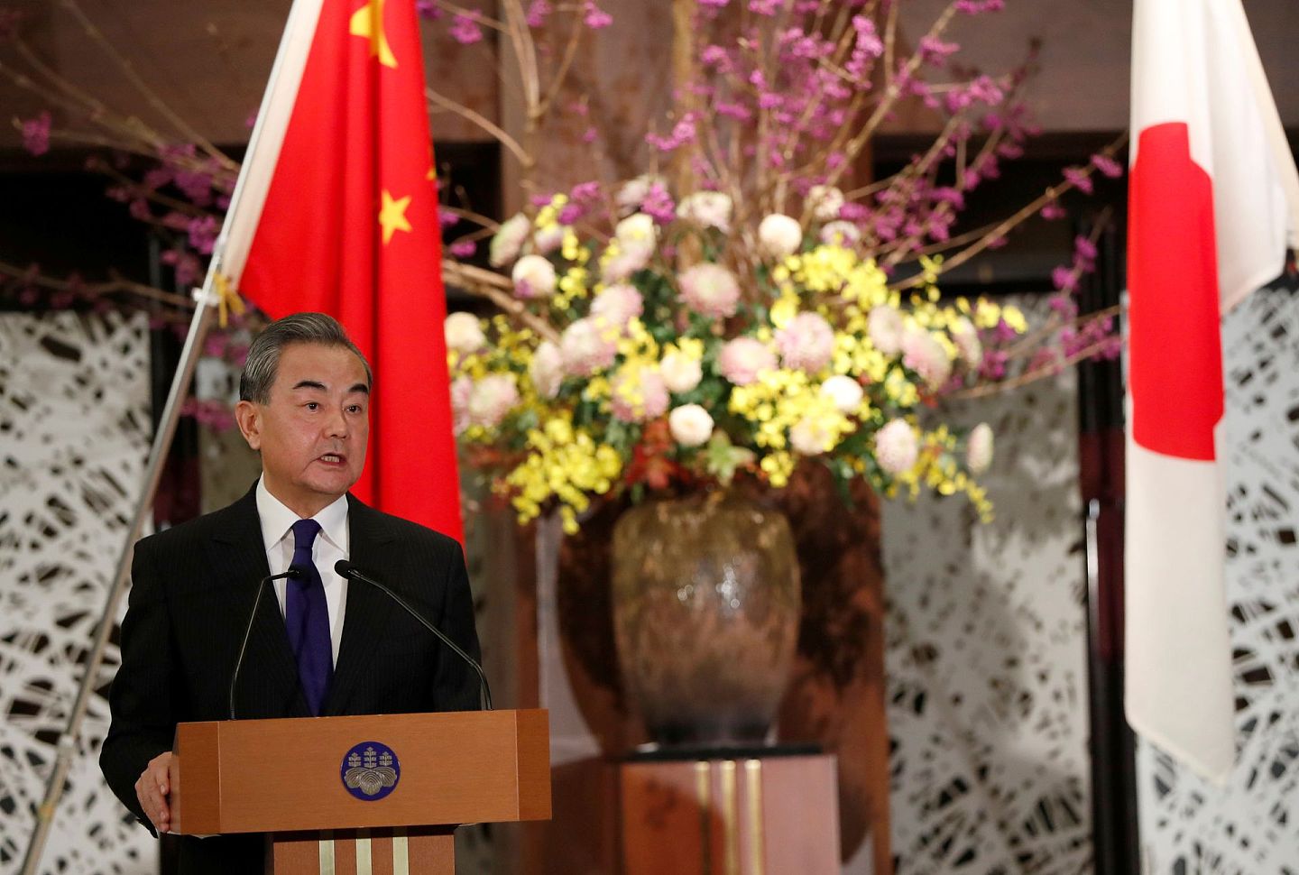 在记者会上，王毅就钓鱼岛问题强硬表态，强调了中方立场。（Reuters）