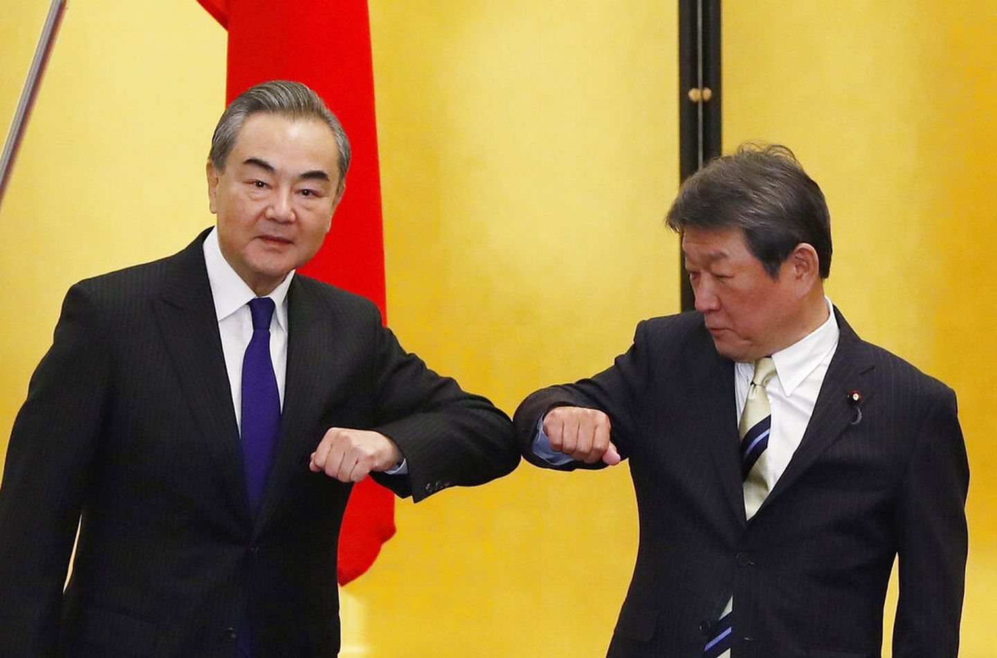 2020年11月24日，中国外交部长王毅（左）与日本外相茂木敏充举行会谈。（AP）