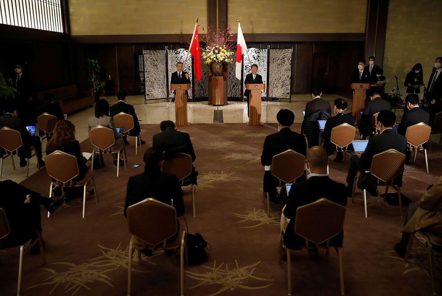 11月24日的外长会晤结束后，举行了联合记者会。（Reuters）
