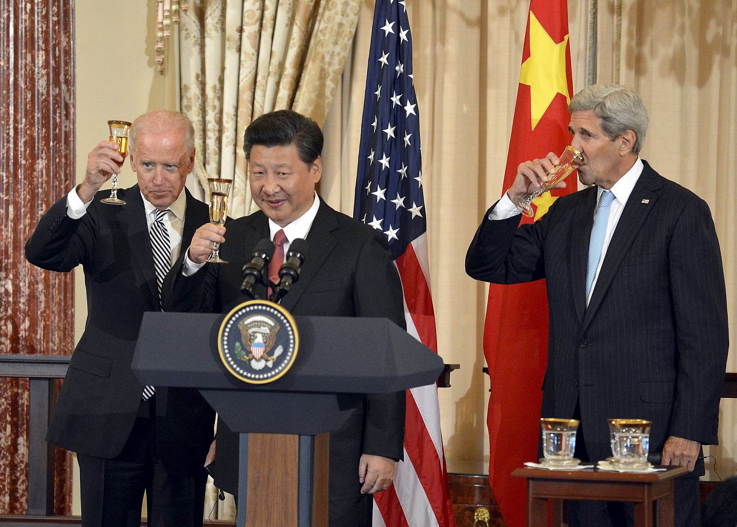拜登在担任美国副总统期间，曾多次与中国领导人会晤。图为2015年9月25日，中国国家主席习近平出席美国时任副总统拜登和时任国务卿克里（John Kerry）在国务院联合举行的欢迎午宴。（Reuters）