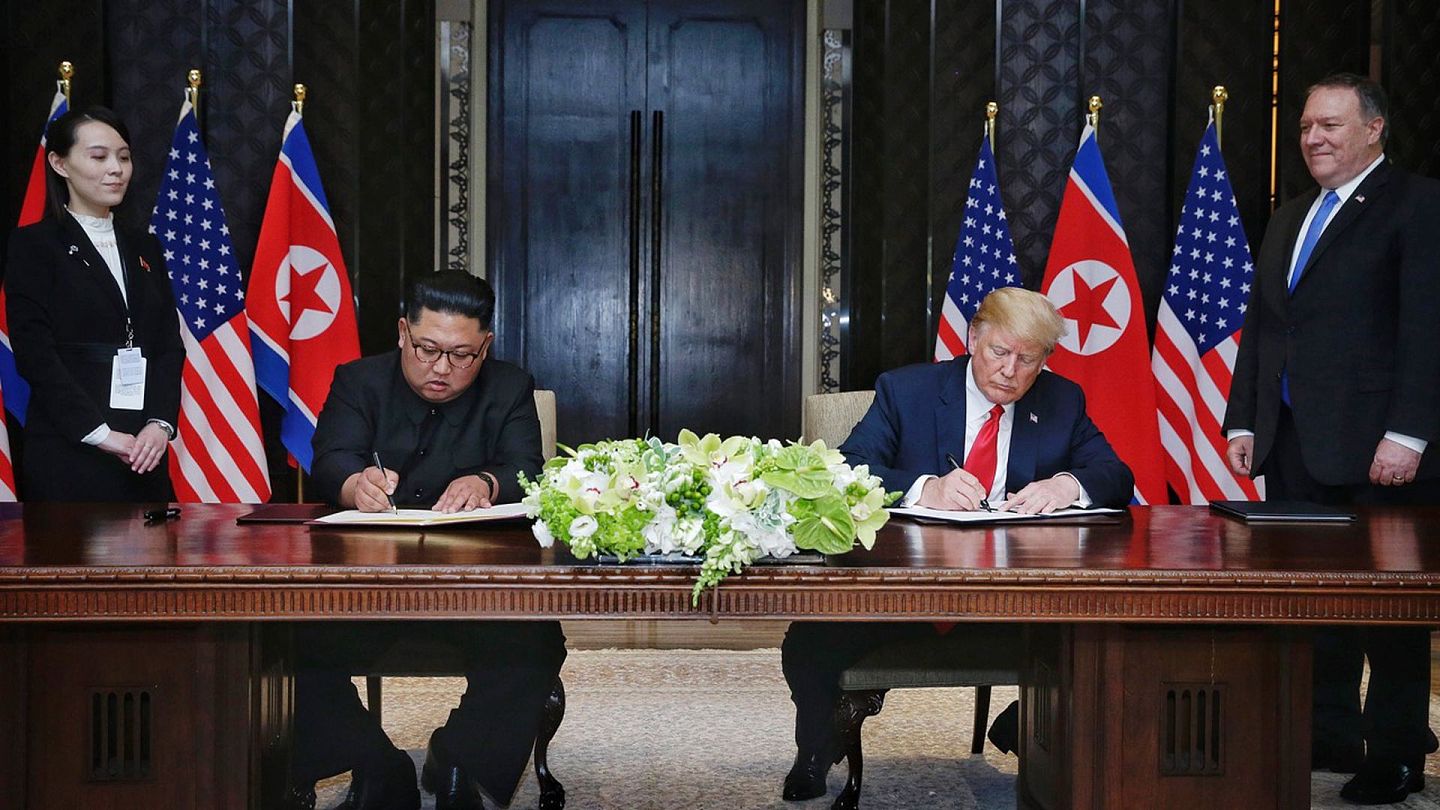 特朗普任内在朝鲜问题上创造了历史，但朝核问题的解决仍有很长的一段路要走。图为2018年6月金正恩（左二）与美国总统特朗普（右二）在新加坡签署联合声明。（Reuters）
