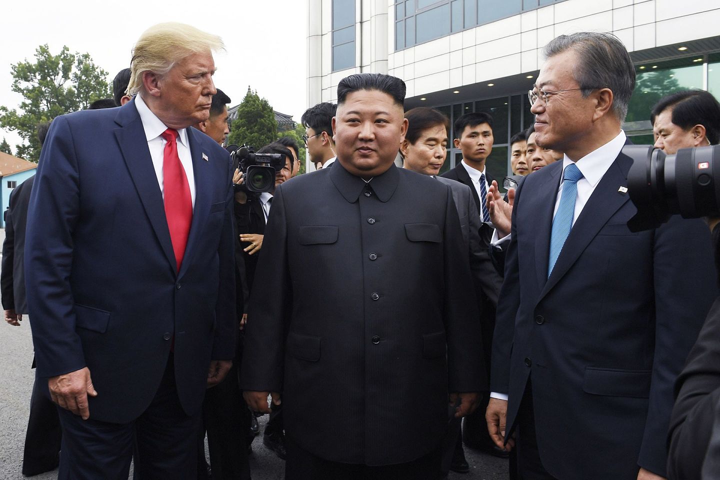 2019年6月30日，美国总统特朗普（左）在韩国非军事区边境村庄板门店会见朝鲜最高领导人金正恩和韩国总统文在寅(右)。对朝鲜和韩国来说，核谈判的命运是两国关注美国大选的首要问题。（AP）