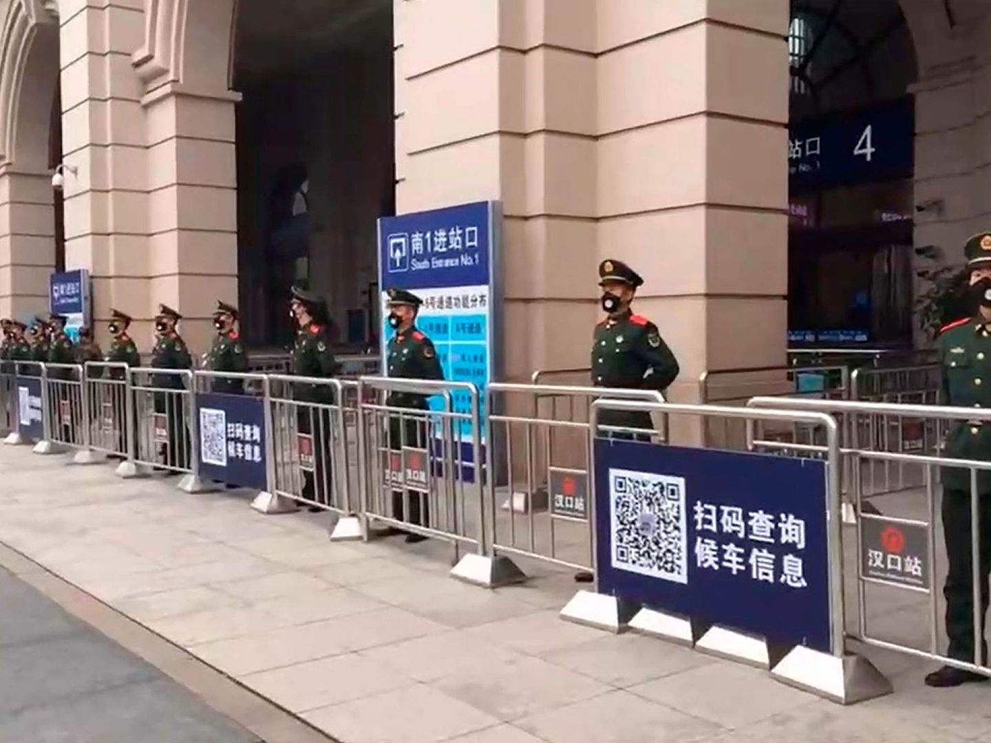 2020年1月23日，中国湖北省武汉市汉口火车站外武警在站岗。当时中国政府已封锁了这座拥有1,100多万人口的城市，试图控制新型冠状病毒（COVID-19）的蔓延。（AP）