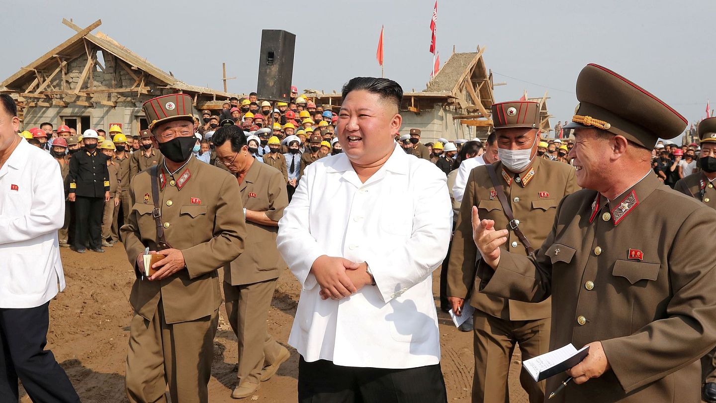 9月11日，朝鲜领袖金正恩在黄海北道探访受水灾影响的地方。（Reuters）