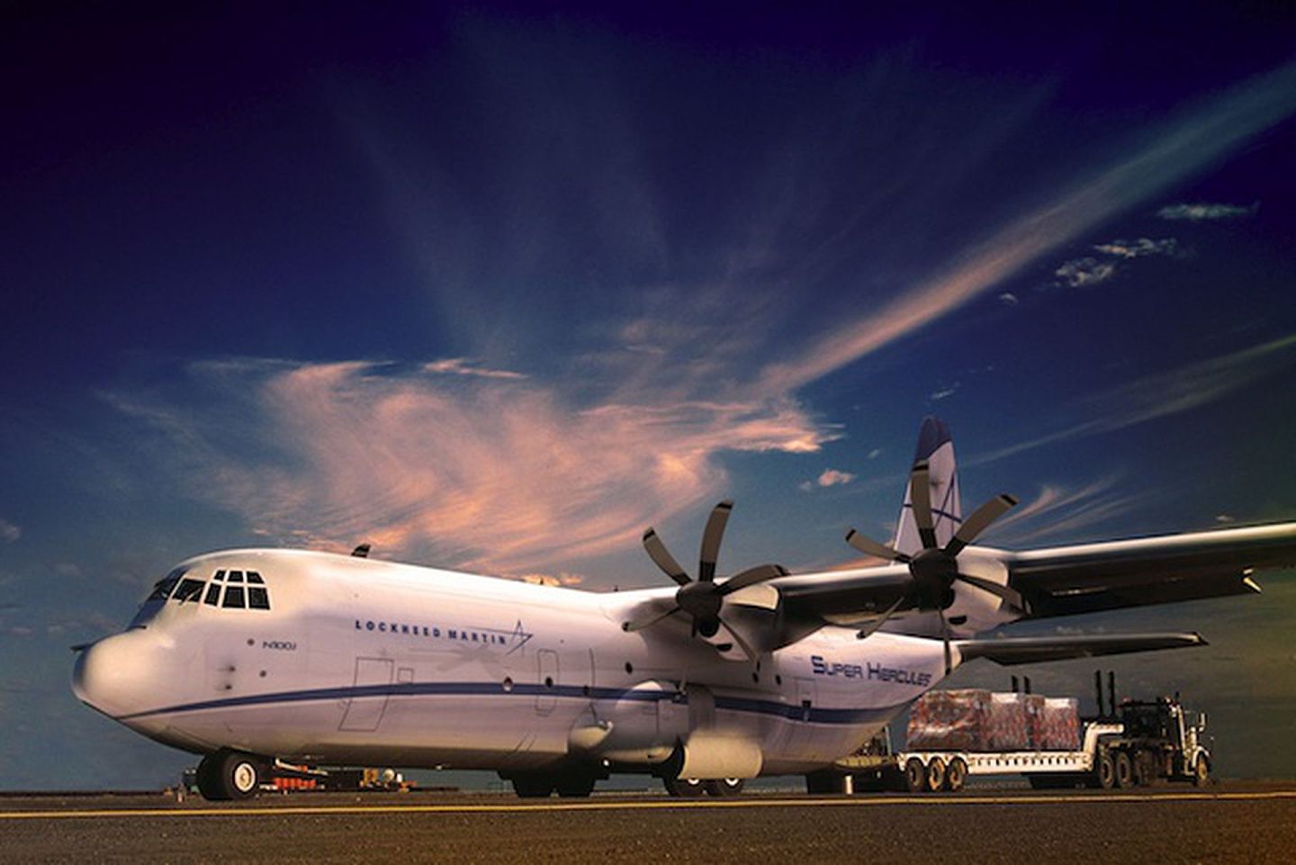 据称李仲威想帮海巡署建立由军用战术运输机C-130J所衍生的民用版L-100J型运输机所组成的庞大机队。此款民用版运输机，2017年才刚刚上市。（Lockheed Martin）