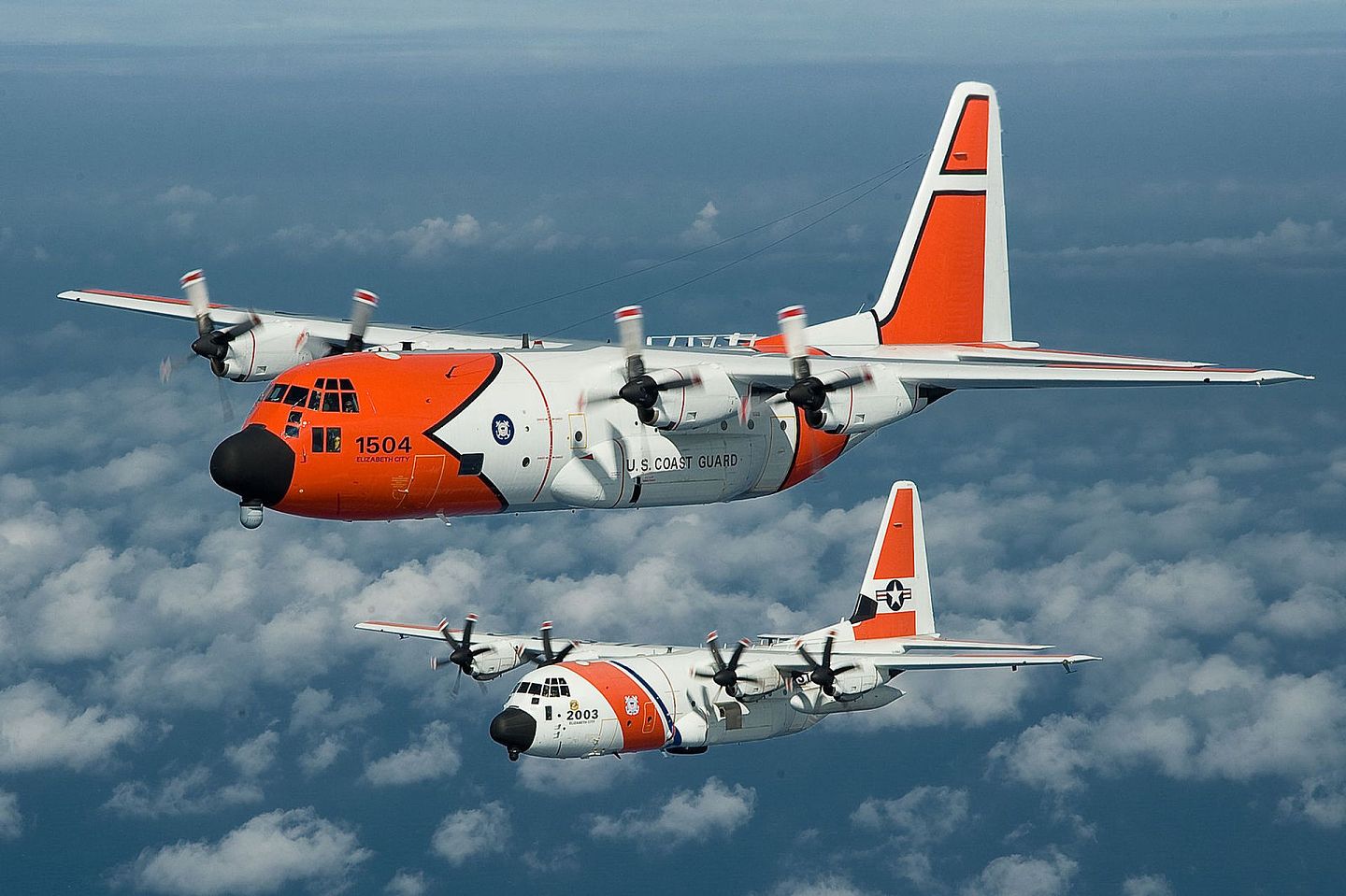 美国海岸巡防队使用的C-130运输机机队，前者为老式的C-130H型战术运输机，后者为新服役的C-130J战术运输机。（U.S.Coast Guard）