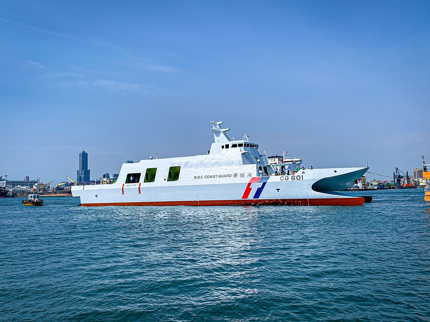台湾海巡署的600吨级双体巡逻舰安平号，据信已经在11月进行了雄风2型导弹的试射验证。（台湾海巡署提供）