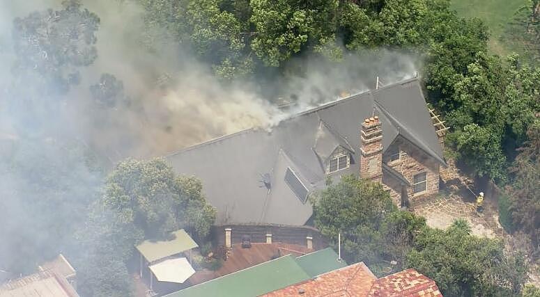 西悉尼山火失控！大火扑向街边民宅，消防局敦促当地居民做好撤离准备（组图） - 3