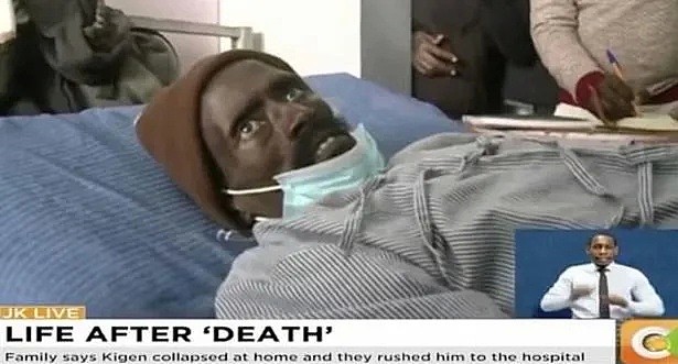 肯尼亚殡仪馆工作人员对尸体进行防腐处理，一刀下去死人竟复活了（组图） - 1
