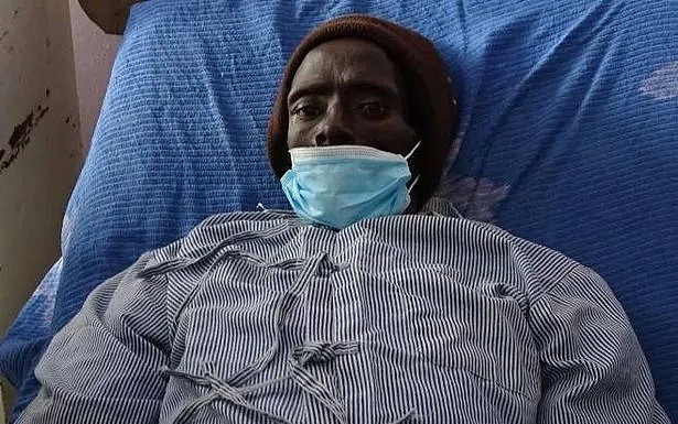 肯尼亚殡仪馆工作人员对尸体进行防腐处理，一刀下去死人竟复活了（组图） - 3