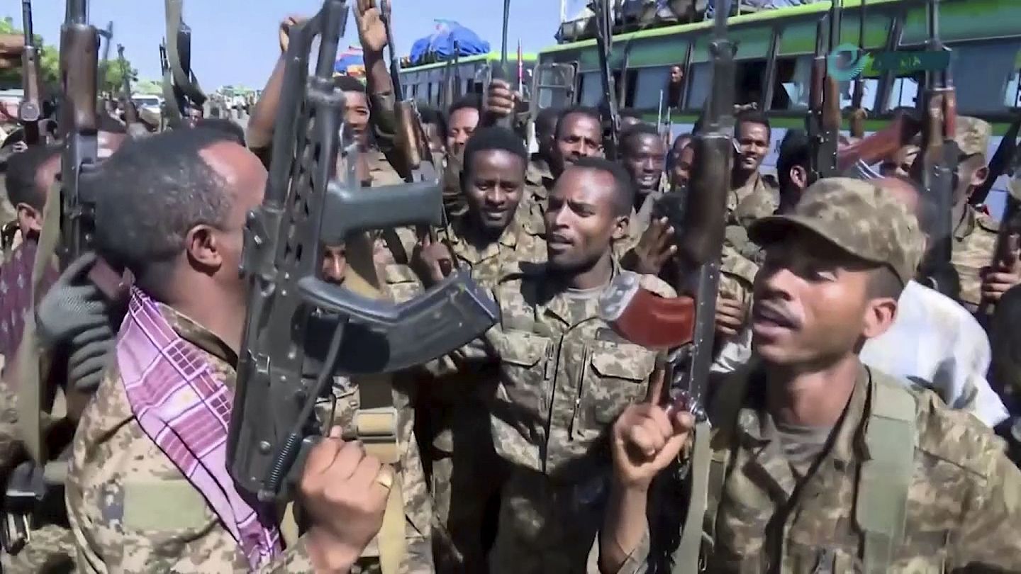 11月16日，埃塞俄比亚电视台上播放一段影片，当中有士兵在提格雷州南部边境附近在镜头面前欢呼的场面。（AP）