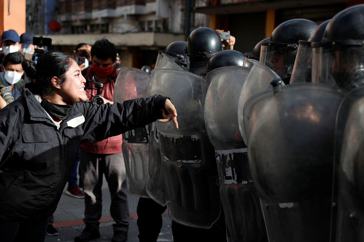危地马拉示威者指骂防暴警员。（Reuters）
