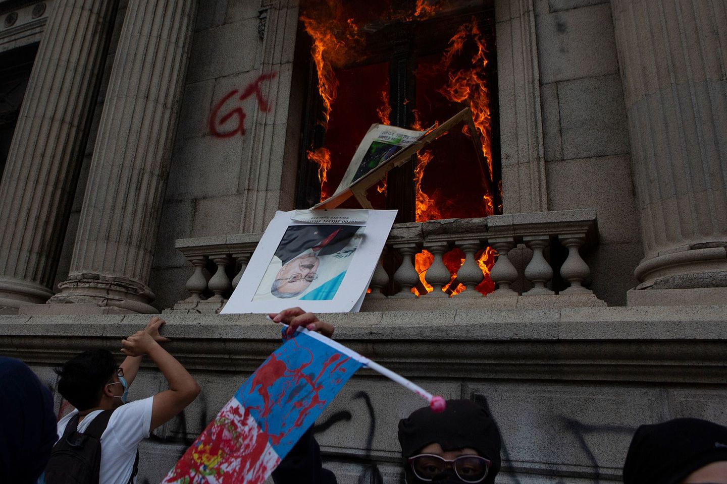 11月21日，危地马拉示威者将前国会议长梅耶尔（Eduardo Meyer）的肖像拆下来抛出窗外，并纵火焚烧国会大楼。（AP）