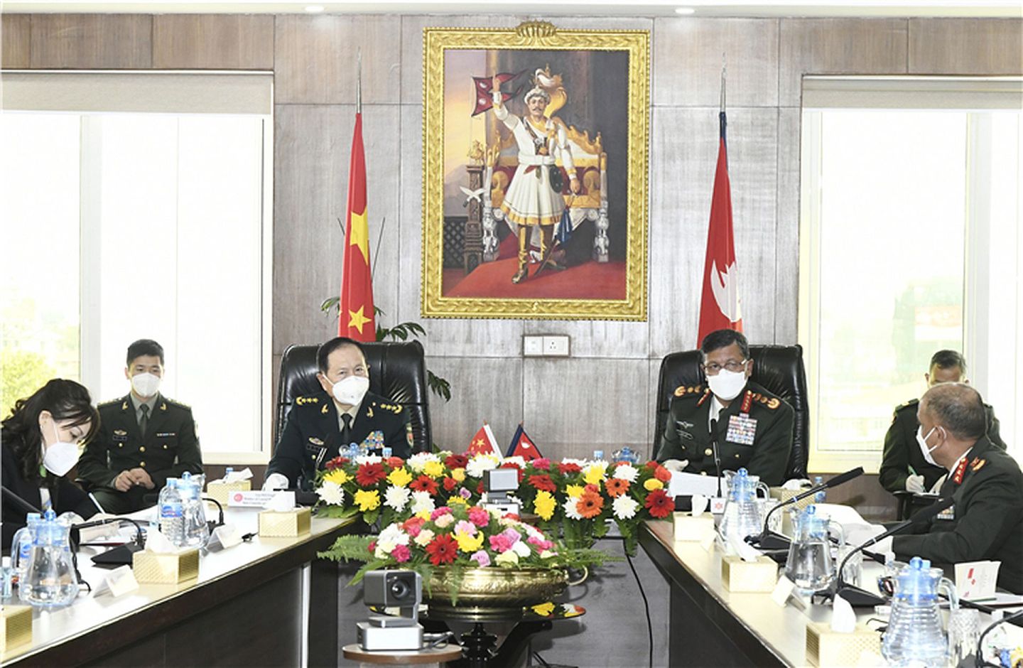 当地时间11月29日下午，魏凤和（左）与尼军参谋长塔帕就两军关系等问题进行会谈。 （中国国防部）