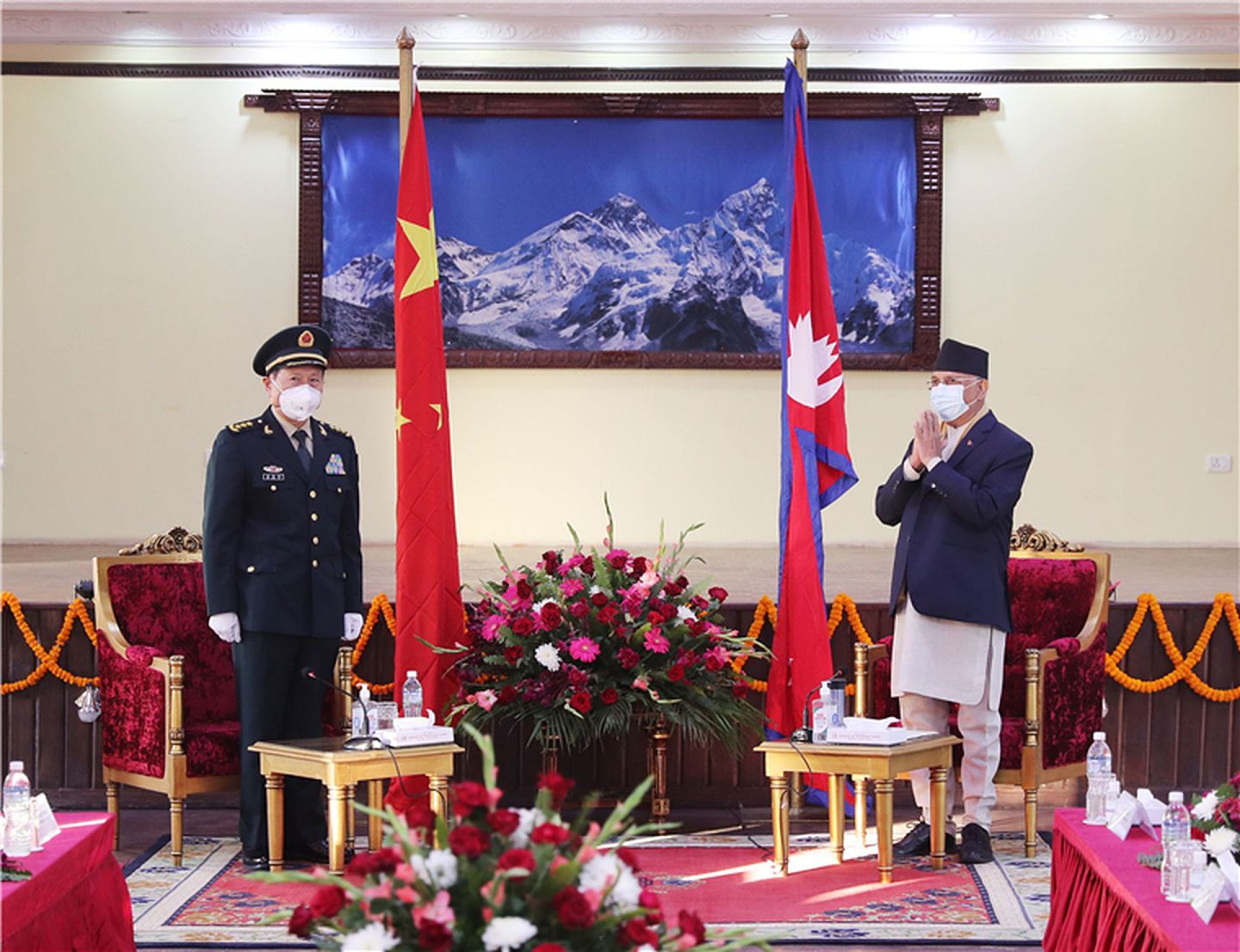 尼泊尔总理奥利（右）11月29日会见魏凤和 。（中国国防部）