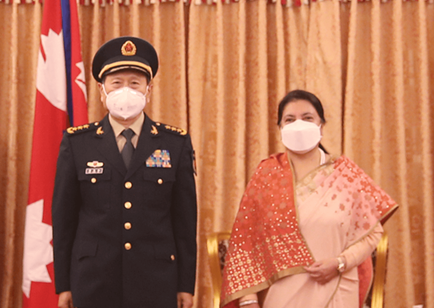 尼泊尔总统班达里（右）11月29日会见魏凤和。（ 中国国防部）