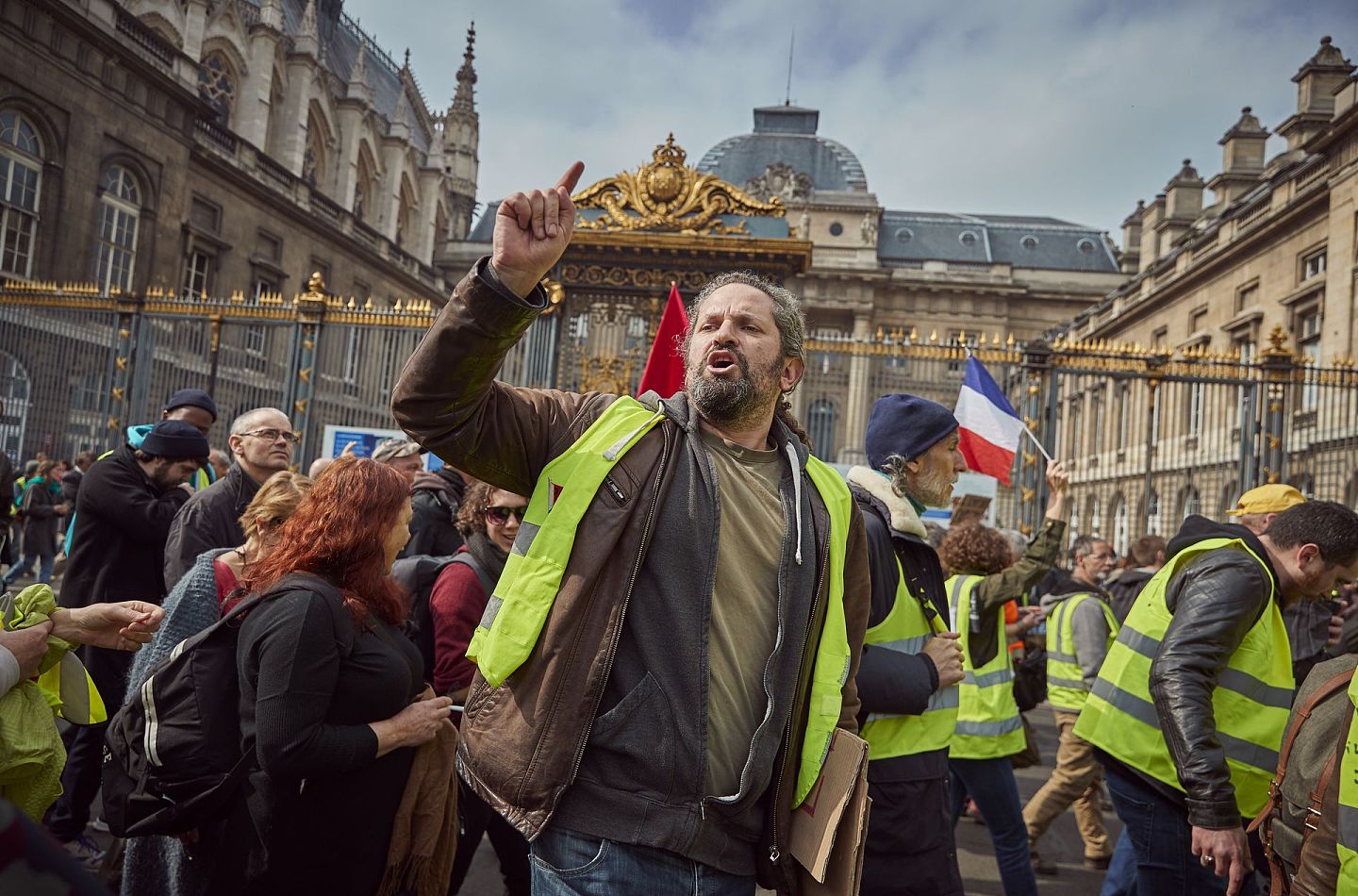 黄背心抗议者在法国巴黎2019年3月23日举行的第19幕抗议活动中，在巴黎司法宫前示威和高呼反对总统马克龙和他的政府。（Getty）