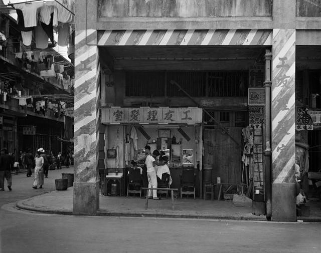 香港某楼房骑楼下的理发店（1960）