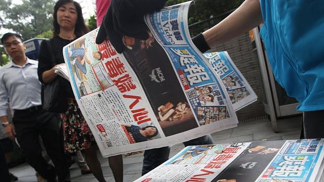 香港中环街头民众领取《爽报》创刊号（19/9/2011）