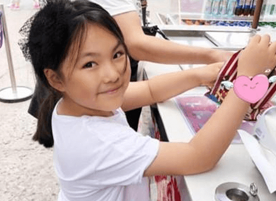 李湘女儿9岁办画展，一幅“孔雀图”卖到12万！网友：孩子真的要富养（视频/组图） - 1