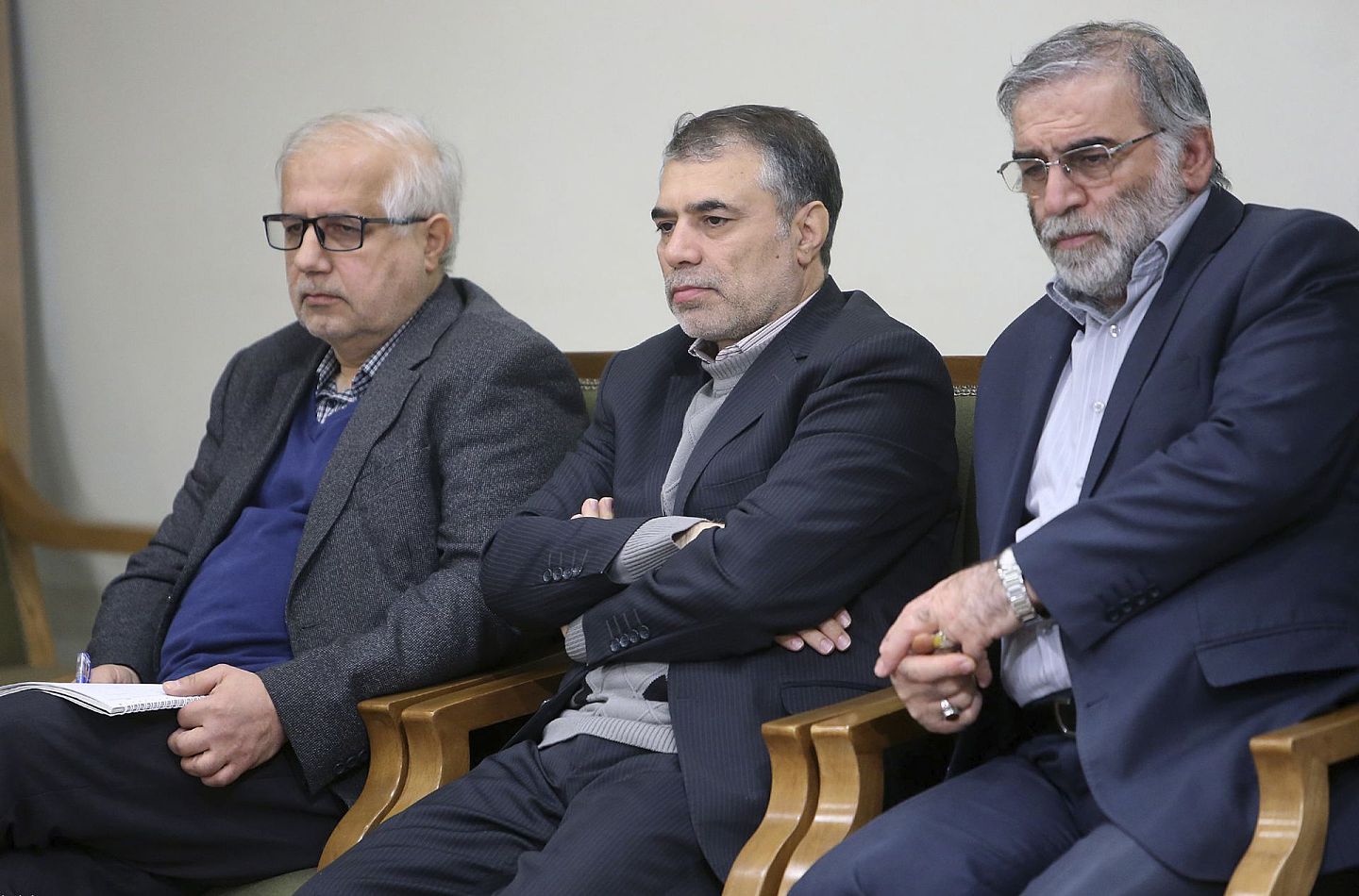 图为2019年1月23日，伊朗科学家法克里扎德（右）于德黑兰出席会议。（美联社）