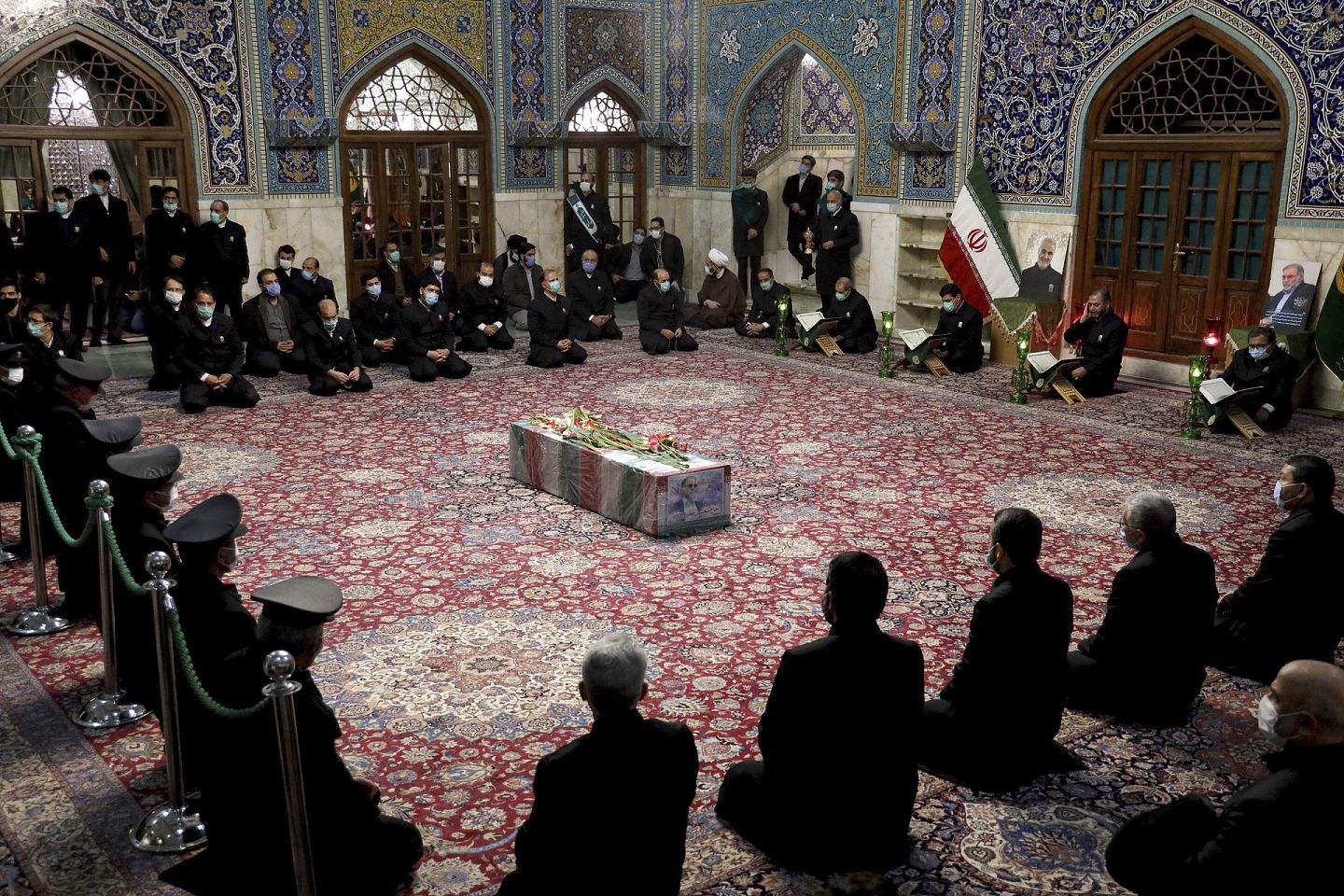 11月28日，哀悼者在围坐在包有伊朗国旗的法克里扎德棺材四周进行默哀。（AP）