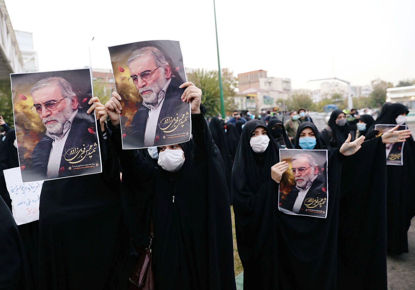 伊朗国内的反美情绪不断高涨。图为2020年11月28日，伊朗抗议者们举着伊朗首席核科学家莫森·法赫里扎德的照片，抗议他被杀害。（Reuters）