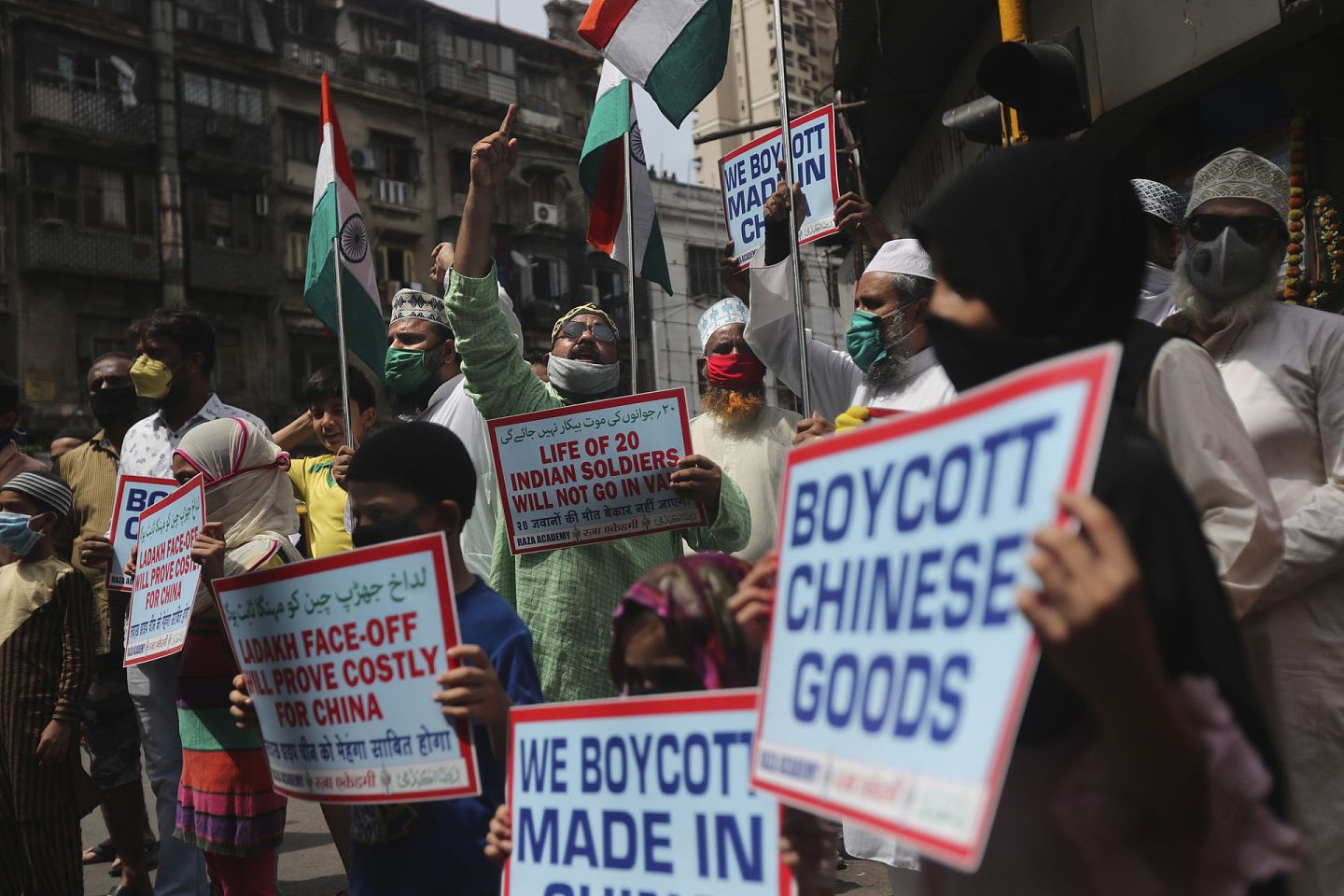 2020年6月20日，印度孟买民众发起抗议示威，高呼“抵制中国商品”等口号。（AP）