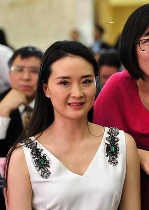 知名女星嫁给澳籍华人，46岁的她近照曝光：憔悴沧桑老态尽显，面部肿胀松垮发福（组图） - 8