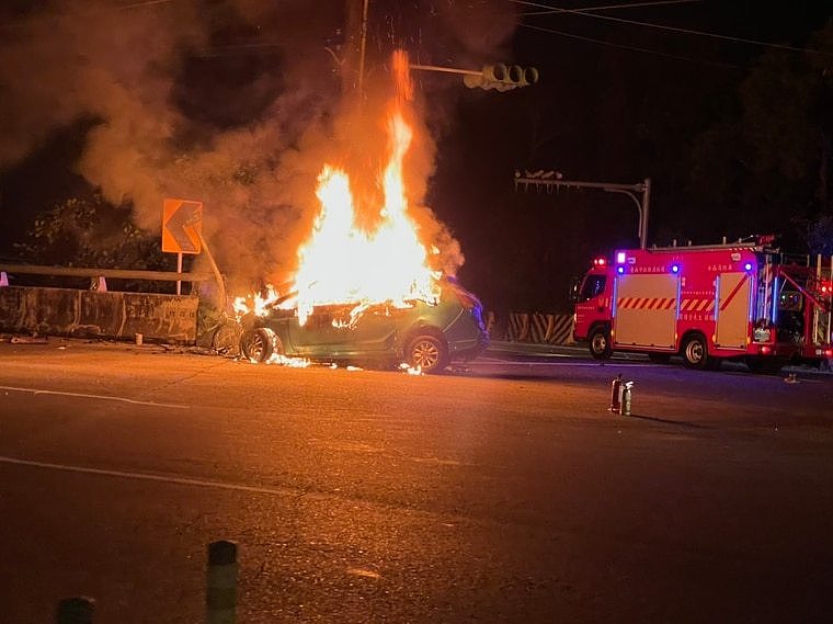 邱男深夜开车救猫自撞护栏发生火烧车。 民众提供。