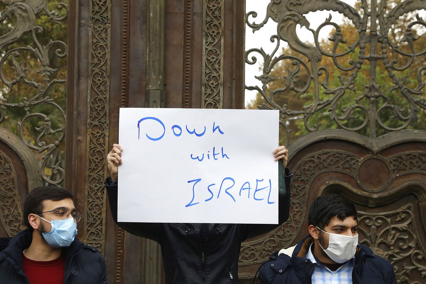 伊朗民众11月28日在伊朗外交部大楼外面抗议，要求打倒以色列。（AP）