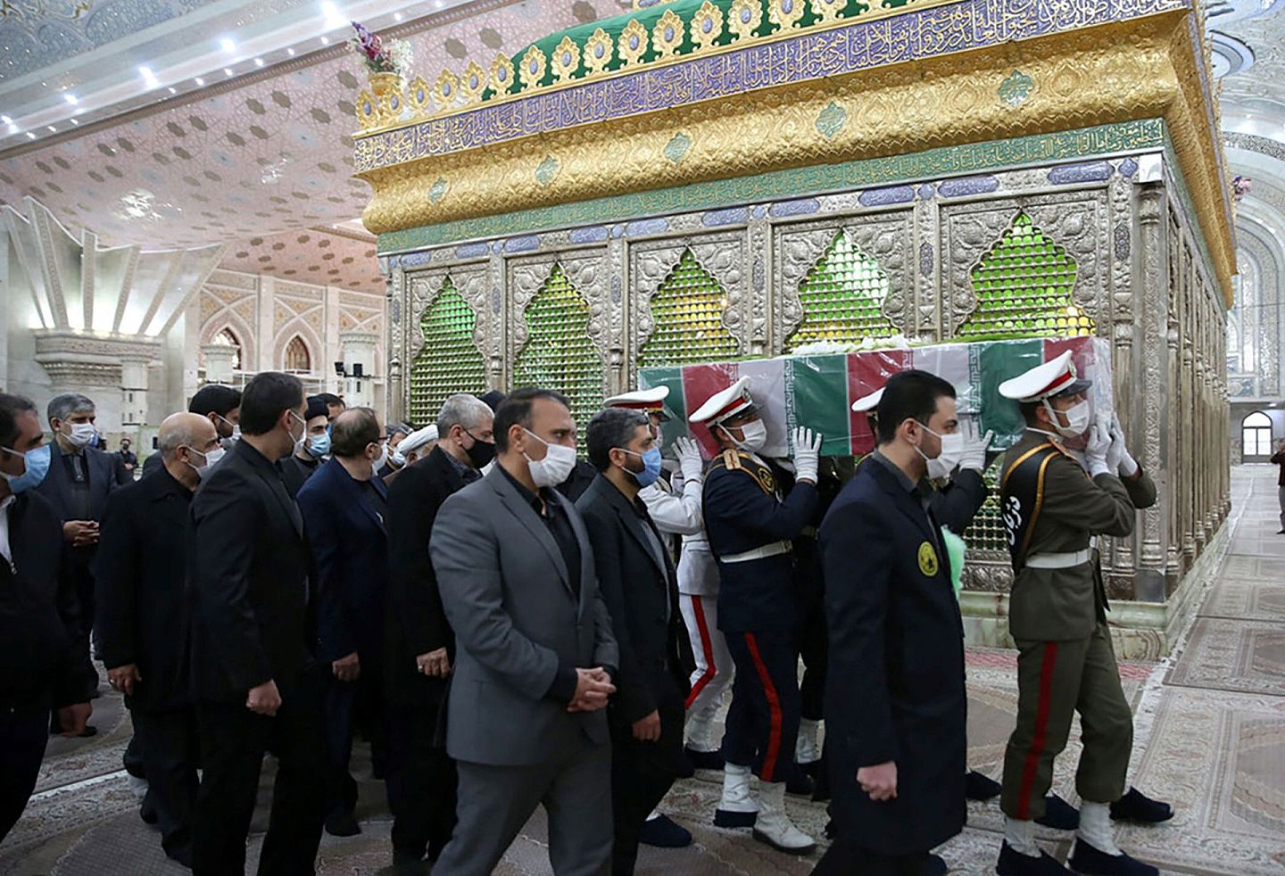 2020年11月29日，伊朗军队成员抬着伊朗核科学家法赫里扎德的灵柩在伊玛目霍梅尼神庙。（Reuters）