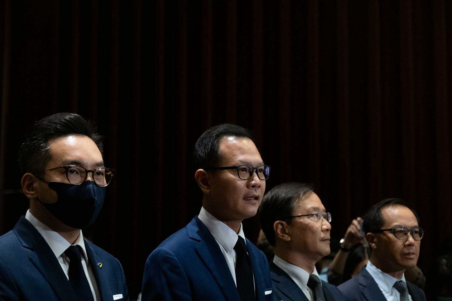 11月11日，港府按照中国全国人大常委会的决定，宣布现任议员杨岳桥（左一）、郭荣铿（左二）、郭家麒（右二）、梁继昌（右一），即时丧失立法会议员资格。（HK01）