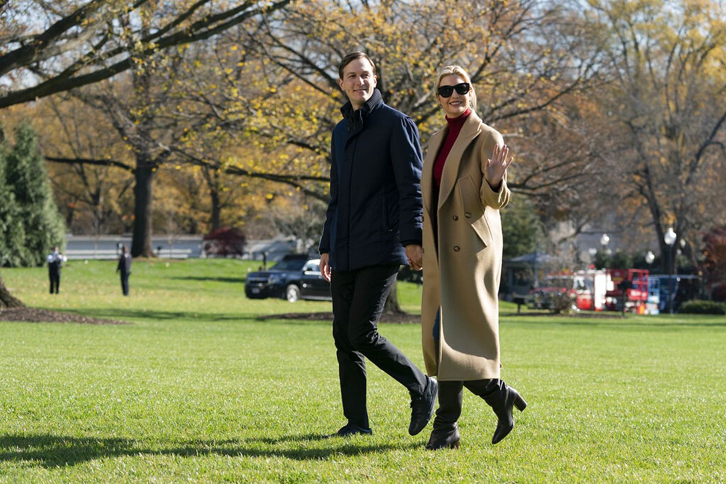图为11月29日美国白宫高级顾问库什纳（左）及伊万卡（Ivanka Trump）走在白宫南草坪上。（AP）