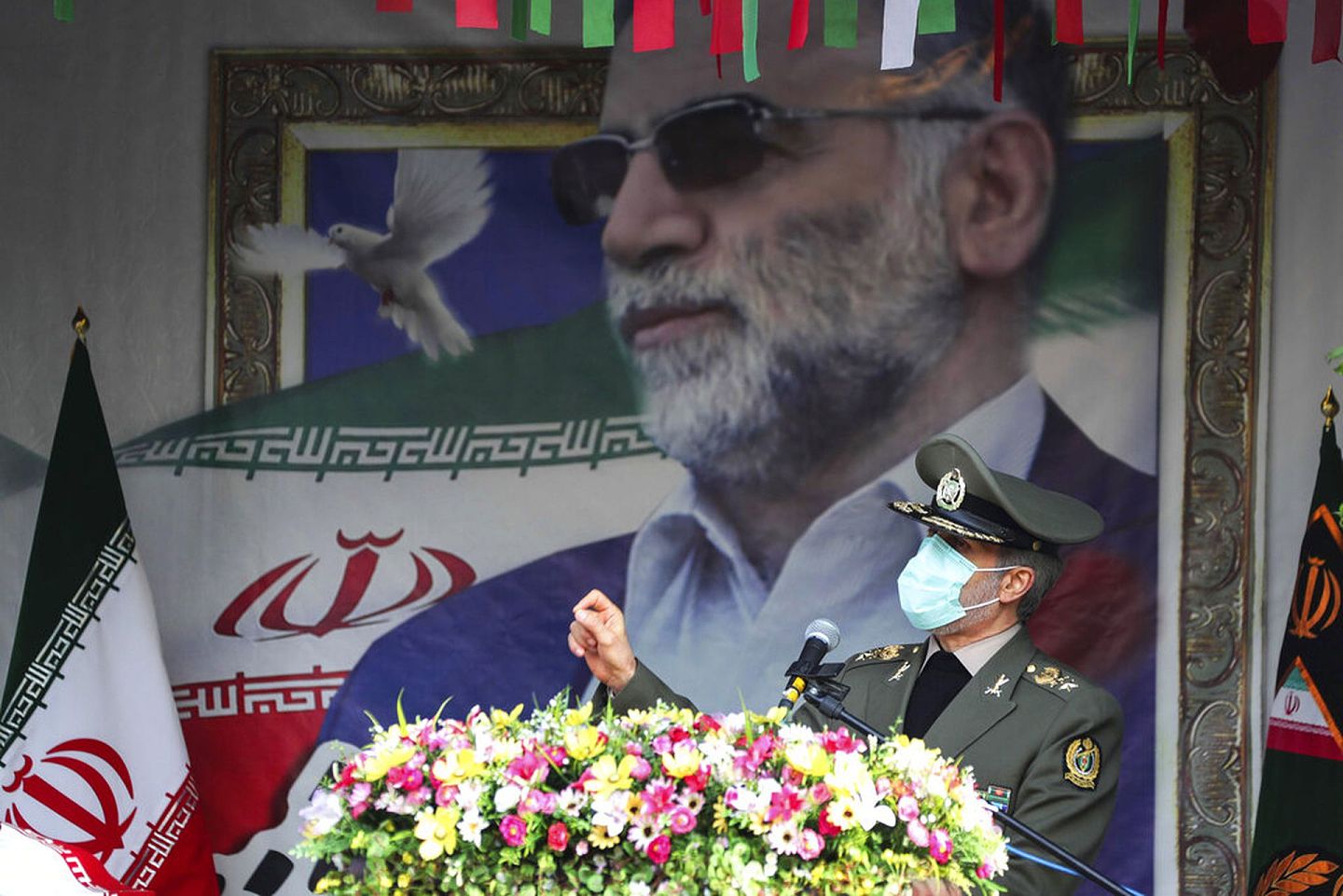 伊朗国防部网站发布图片显示，国防部长哈塔米11月30日在科学家法克里扎德的葬礼上发言。葬礼在德黑兰举行。（AP）