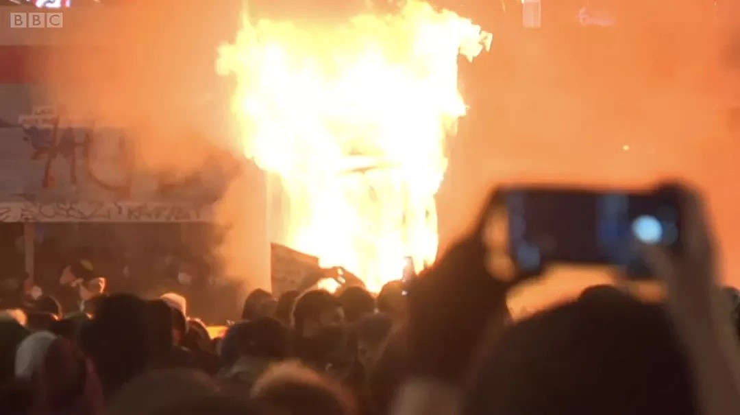 乱了！法国70多城爆发大规模抗议：示威者火烧汽车（组图） - 1