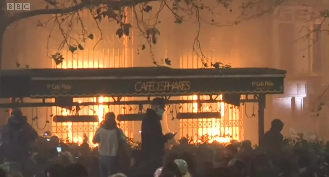 乱了！法国70多城爆发大规模抗议：示威者火烧汽车（组图） - 2