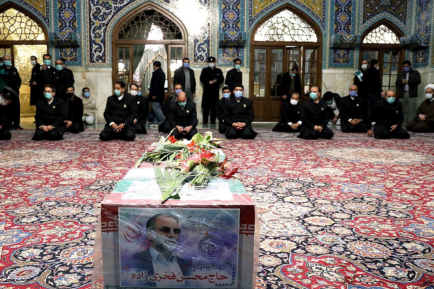 图为11月29日，伊朗首席核科学家法赫里扎德（Mohsen Fakhrizadeh）的灵柩摆放在在清真寺内供哀悼。 （Reuters）