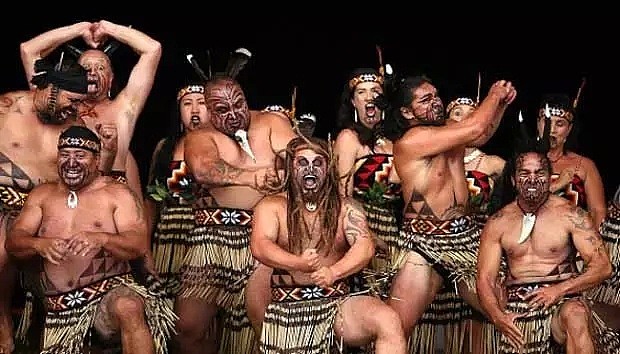 新西兰又火了！全黑队跳Haka致敬马拉多纳，一个动作让百万人泪目…（组图） - 34