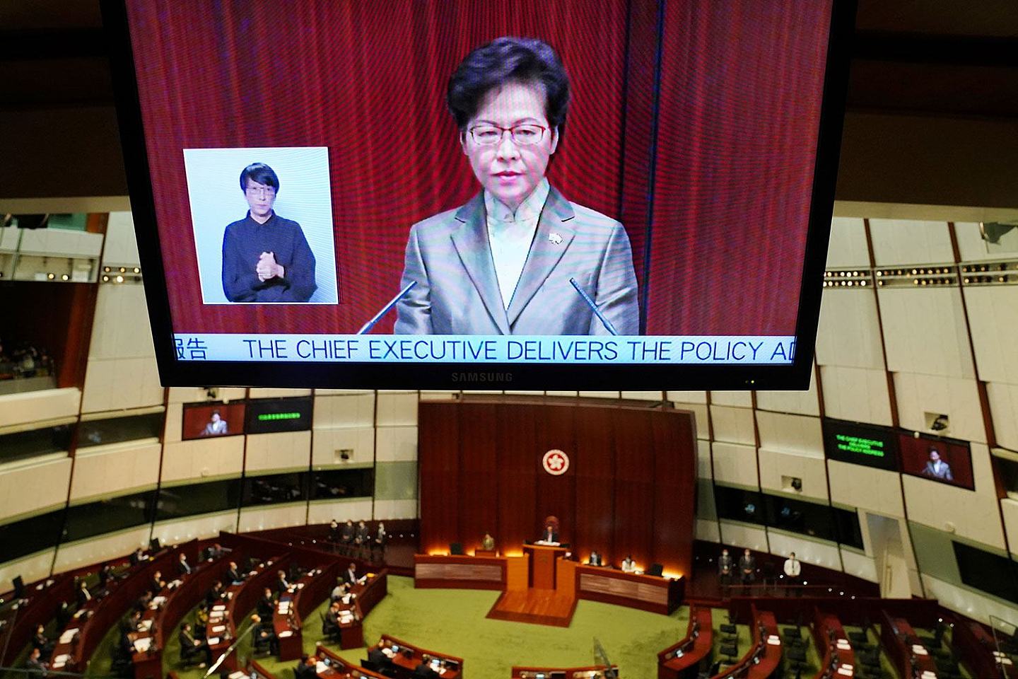2020年11月25日，香港特首林郑月娥在立法会上发表年度施政报告。（路透社）