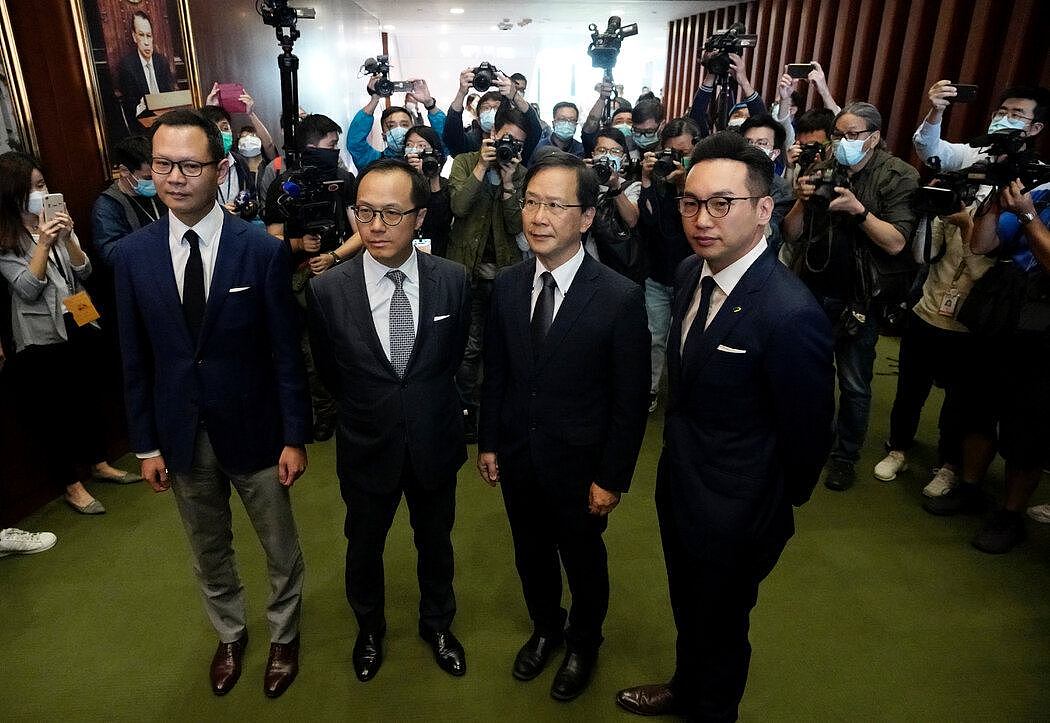 被逐出香港立法会后的民主派政治人物郭荣铿、梁继昌、郭家麒和杨岳桥（从左至右）。