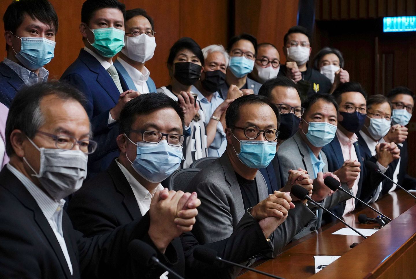 2020年11月9日，香港泛民议员在香港立法会新闻发布会上摆拍。（AP）