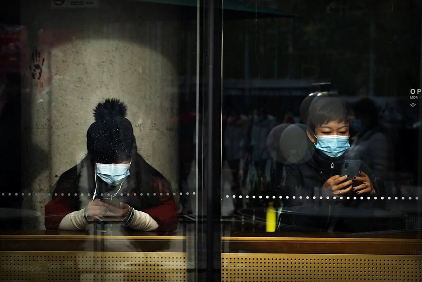 中国新冠肺炎疫情：图为11月28日北京一咖啡店内的顾客。 （AP）